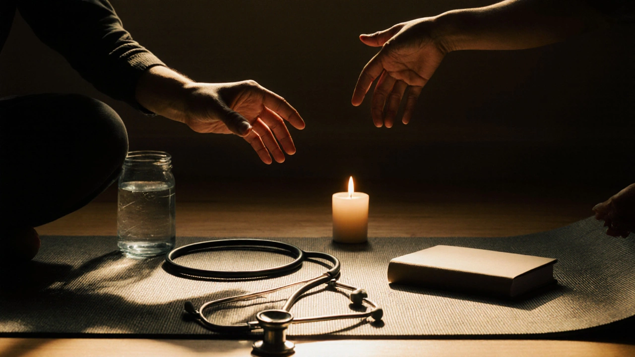 Dvě ruce se ne dotýkají, jedna odmítá, druhá čeká, kolem nich jsou lékařské předměty a svíčka.