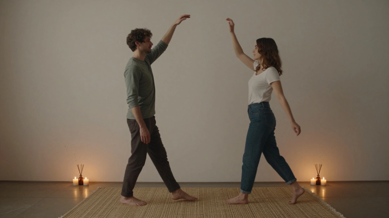 Dva lidé zrcadlí pohyby rukou v tichém, meditativním cvičení.