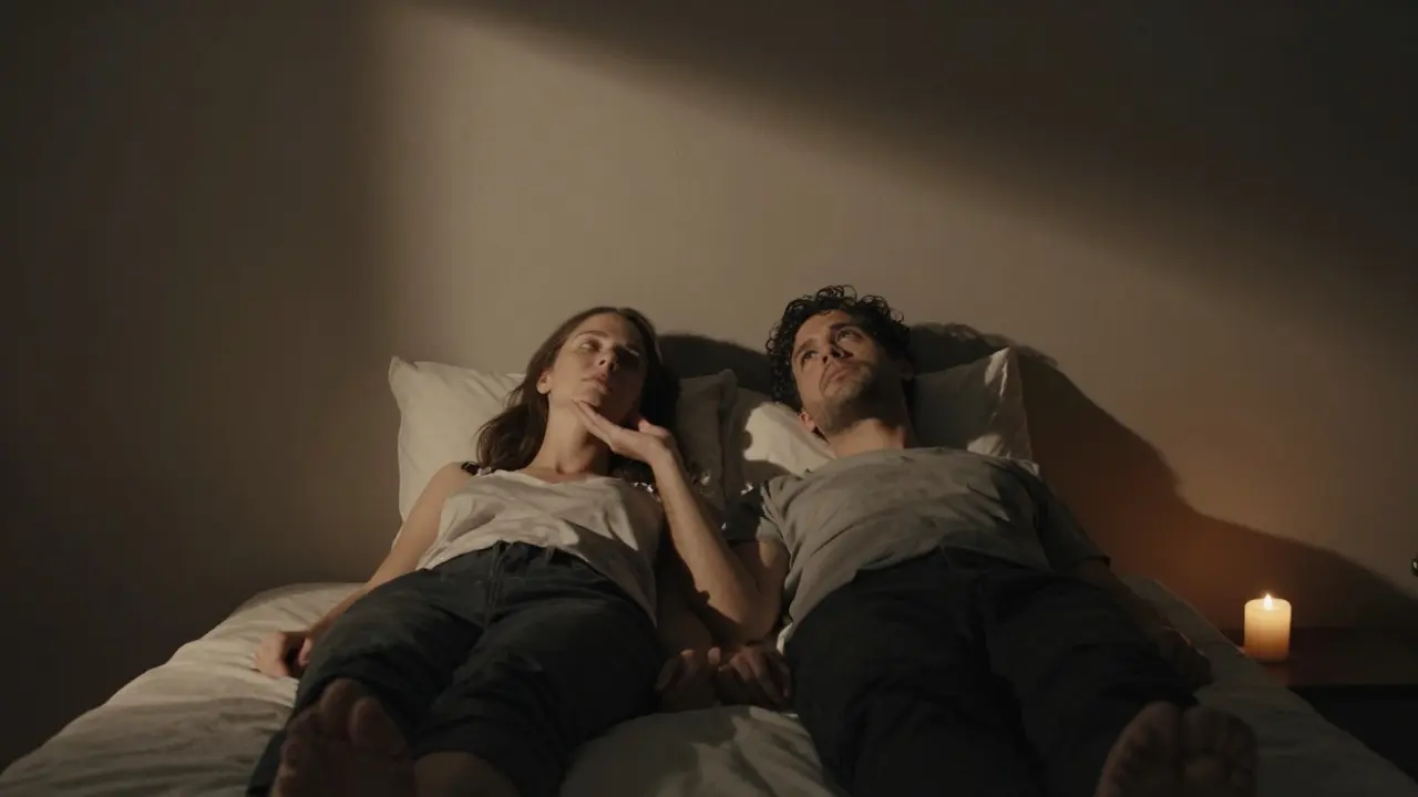 Dvojice leží vedle sebe, ruka na tváři, pohled vzhůru, klidné osvětlení a tichá atmosféra.